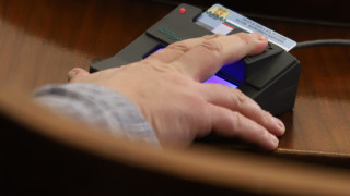 Ще гласуваме зад параван вместо в тъмна стаичка Това решиха депутатите