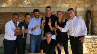 Кристиано Роналдо отпразнува трансфера си в Ювентус с чаша шампанско