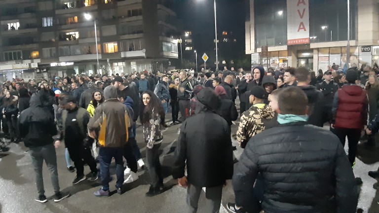 Пета поредна вечер на протести в Габрово, предаде bTV. Стотици