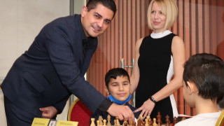 Министърът на спорта Радостин Василев направи символичния първи ход и