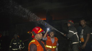 Най малко 56 души загинаха при пожар в сградата на Чаукбазар