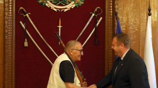 Министърът на отбраната Красимир Каракачанов награди футболната легенда Димитър Пенев