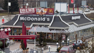 McDonald s Corporation има 38 000 ресторанта разположени в повече