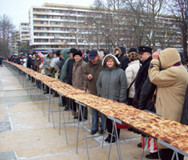 42-килограмова баница с късмети раздават в Добрич