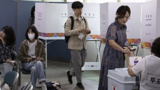 Южнокорейците избират 21 ия президент на страната с цел да възстановят политическата