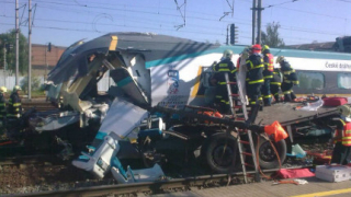 Трима вече са загиналите при катастрофата между влак и камион в Чехия