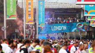 Групи фенове опитаха да влязат на стадион Уембли няколко часа