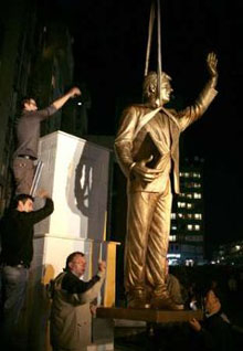 Бил Клинтън откри собствената си статуя в Косово