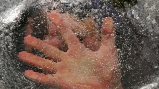 Рано една новогодишна сутрин в Минесота през 1980 г мъж