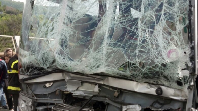 Десетки загинали при катастрофа на автобус с туристи в Тайланд