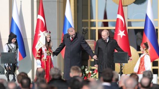 На официална церемония президентът на Русия Владимир Путин и домакинът