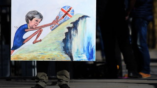 Британският премиер Тереза Мей извади тежката артилерия за да разясни