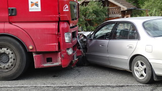 Катастрофа между бус и камион за кратко блокира движението по