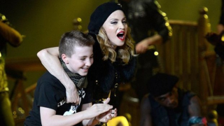Мадона плаче на сцената за Роко (ВИДЕО)