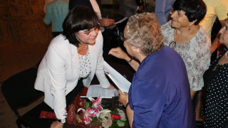 Премиерът Бойко Борисов и ГЕРБ поставиха България на колене пред