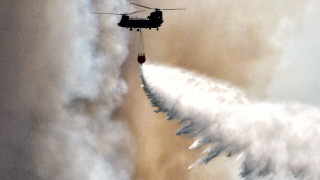 Втори ден гръцки пожарникари се борят с горски пожар който