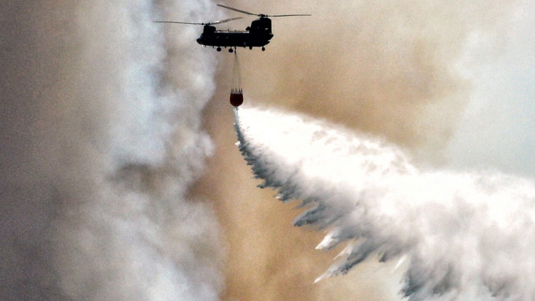 Втори ден гръцки пожарникари се борят с горски пожар, който