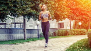 През лятото вероятно предпочитаме да потичаме в прохладния парк отколкото да