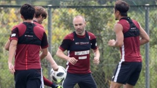 Легендата на Барселона Андрес Иниеста вече тренира с новия си