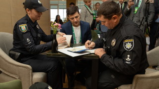 Още преди края на изборния ден опозиционния кандидат Володимир Зеленски