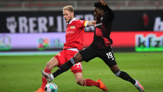 Практиката с пет смени по време на футболните мачове ще