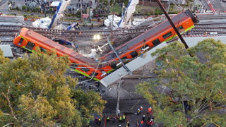 Надлез се срути върху метрото в Мексико