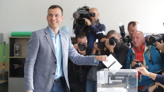 Кандидатът за кмет на София на ПП ДБ Васил Терзиев гласува
