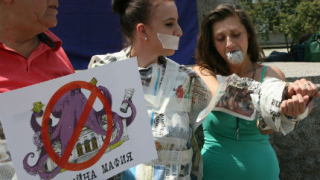 Десетина души протестираха срещу задкулисните връзки „Медии - бизнес - политика”