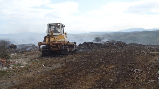 Запръстяват аварийно тлеещото сметище край Свищов