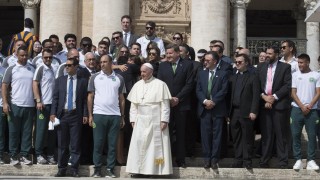 Папа Франциск призова световните лидери да се вслушат в плача