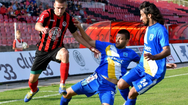 Футболист плаща заплатите във Верея