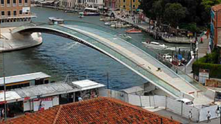 Новият мост във Венеция прати няколко минувачи в болница