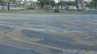 Цистерна е разляла над 8 тона масло по ул Първа Българска