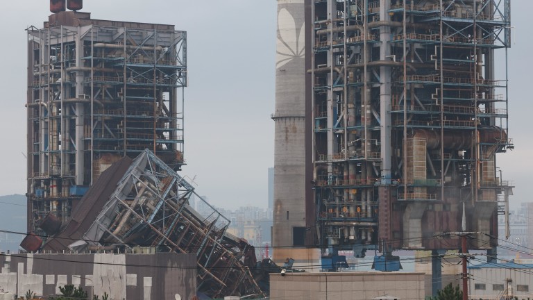 С експлозиви Южна Корея се опитва да спаси затрупани работници