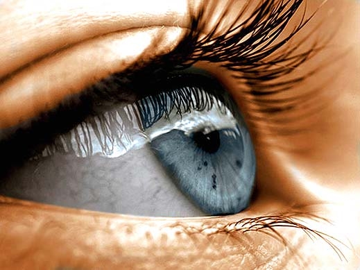 Опасни ли са контактните лещи за очите ви?
