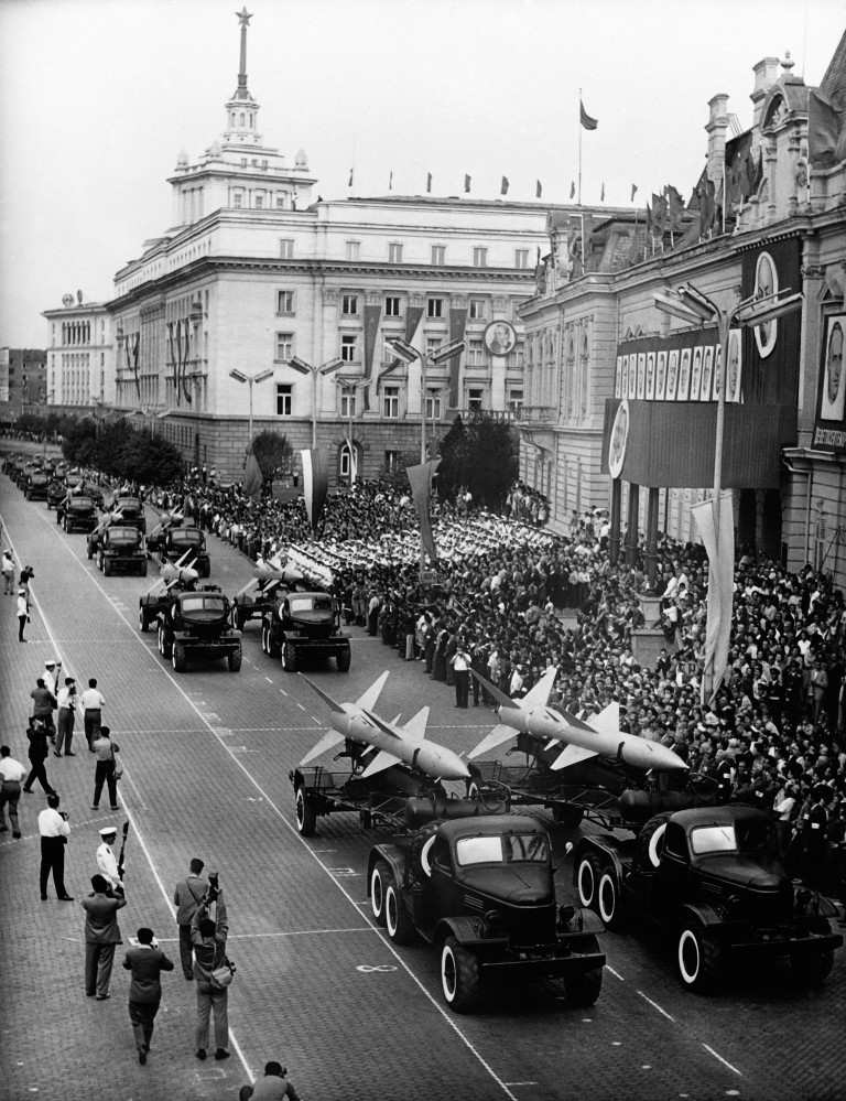 България поддържаше огромна армия по времето на социализма, но това беше и сериозно бреме за бюджета