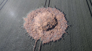 Кратер с широчина 10 метра и дълбочина 4 метра се