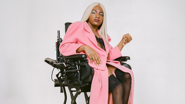 Моделът в инвалидна количка, който иска да промени модната индустрия