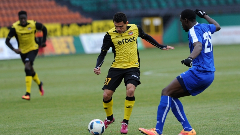 "Канарите" предложиха нови договори на още четирима