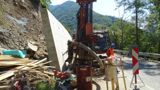 Спират временно укрепването на срутището по пътя за Рилския манастир