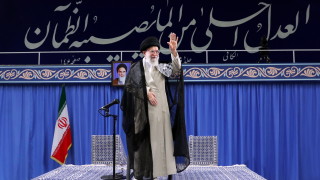 Аятолах Хаменеи се зарича Иран да отвърне на "пиратството" на Великобритания