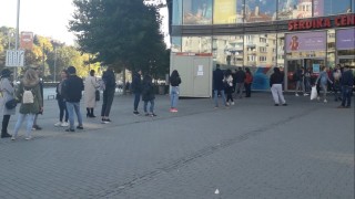 Дълга опашка се вие пред мол Сердика Десетки столичани стоят