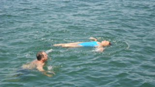 Жена, претърпяла тежък инсулт, плува километри в морето 