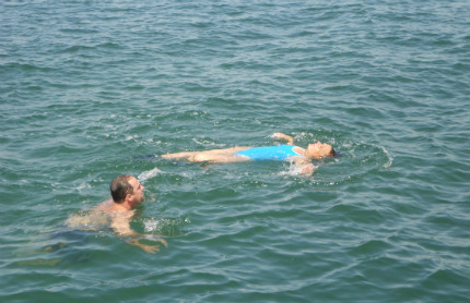 Жена, претърпяла тежък инсулт, плува километри в морето 