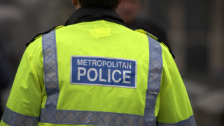 Британската полиция арестува мъж въоръжен с меч след съобщения за