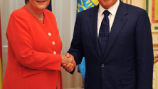 Искат Назарбаев да управлява до 2020г., той се дърпа