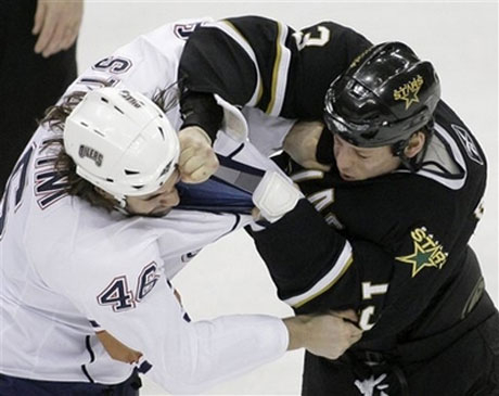 Лидерът на запад губи нещастно, преследвачът бие убедително