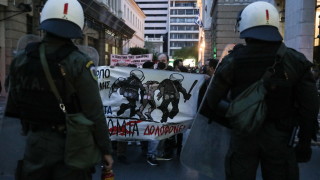 Протест разтърси центъра на Атина в понеделник вечерта а силите