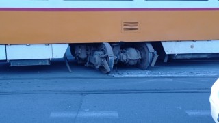 Трамвай е дерайлирал и се забил в стълб в столичния