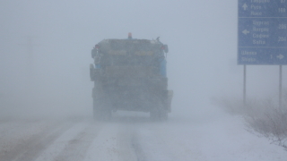Силен вятър и снеговалеж затрудняват преминаването през прохода Шипка Заради